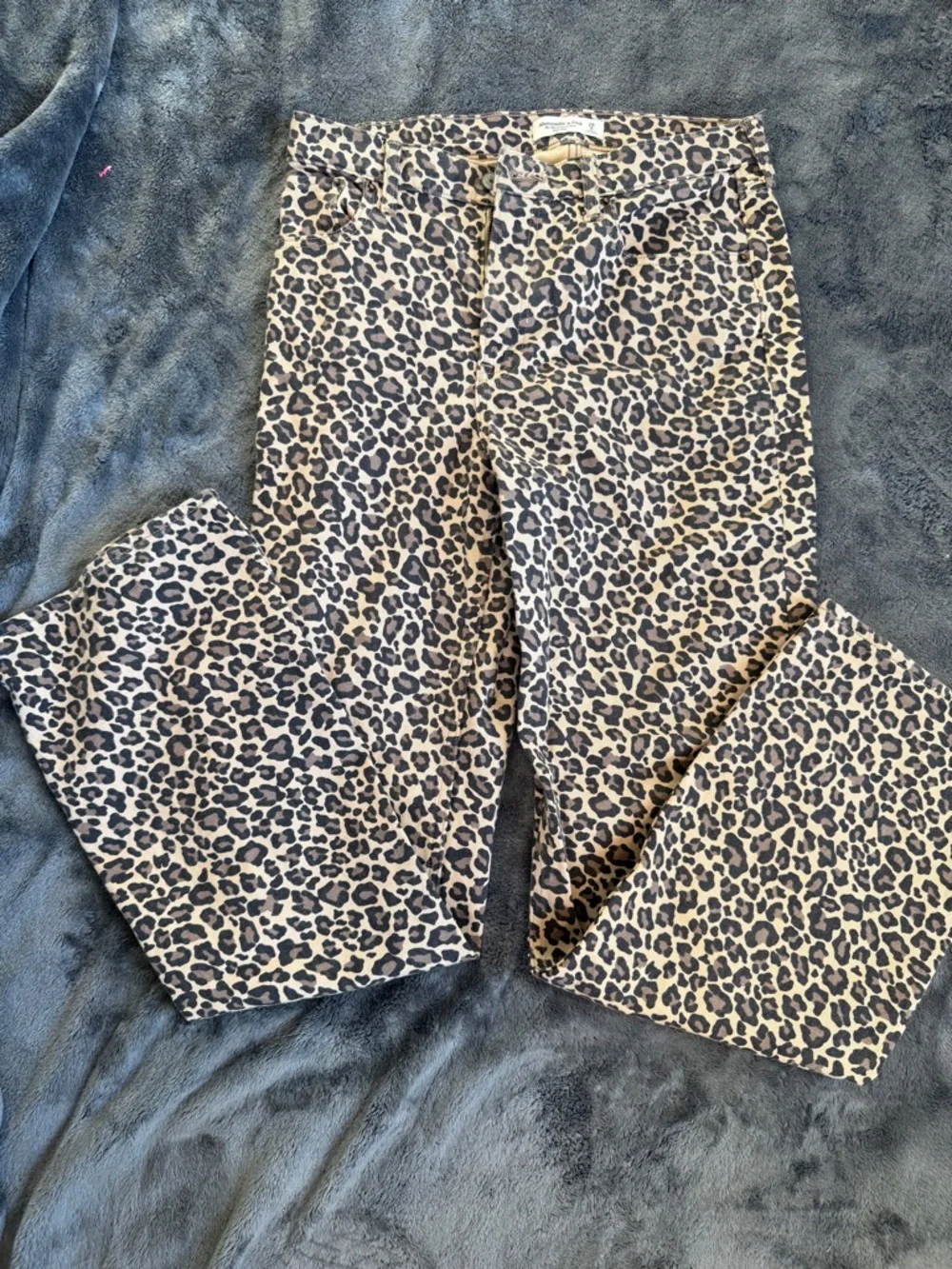 Abercrombie & Fitch Leopard-Print 90s high rise relaxed jean - Picture 4 of 6